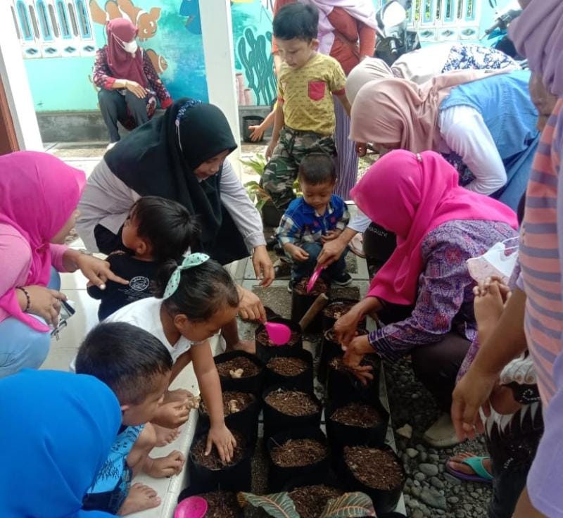 Anak Didik PAUD Harum Diajak Tanam Jahe